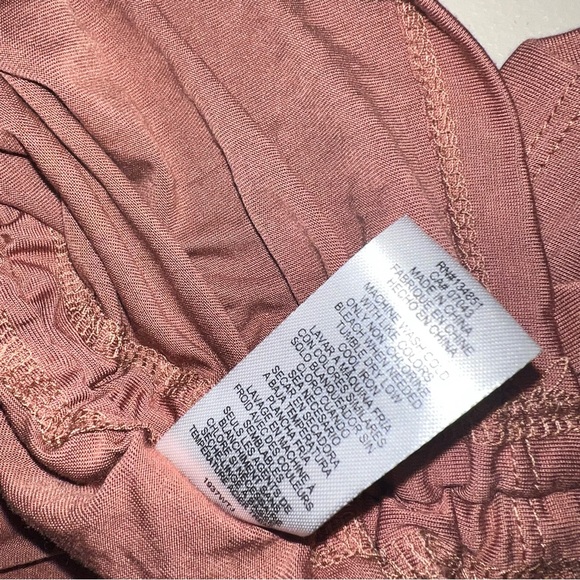 NEW WAYF Long Sleeve Peekaboo Shoulder Top Scoop Neckline Women’s Size Small - Picture 4 of 7